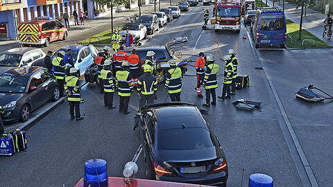 Die Feuerwehr musste die Tür des VW öffnen, ehe die Verletzte geborgen werden konnte.