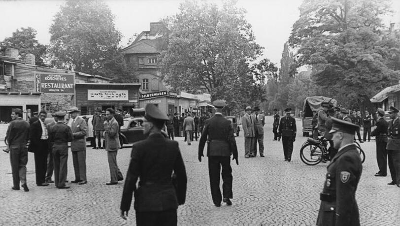 Der Schwarzmarkt an der Möhlstraße, hier ein Foto von einer Razzia am 4. Juli 1949.