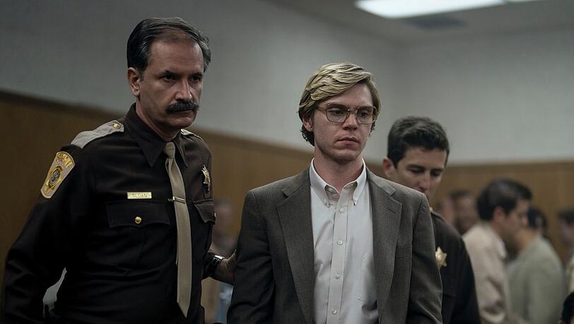 Evan Peters (m.) als Jeffrey Dahmer in der Netflix-Serie "Dahmer - Monster: Die Geschichte von Jeffrey Dahmer".