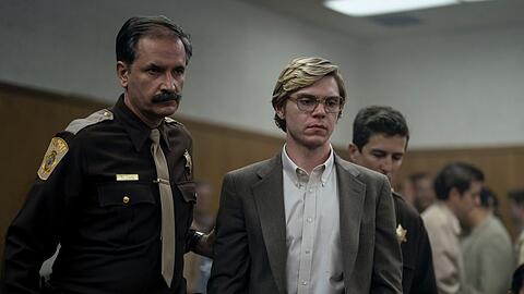 Evan Peters (m.) als Jeffrey Dahmer in der Netflix-Serie "Dahmer - Monster: Die Geschichte von Jeffrey Dahmer".