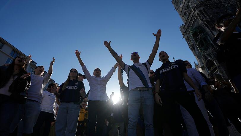 Immer mehr Fußballfans tummeln sich in München.