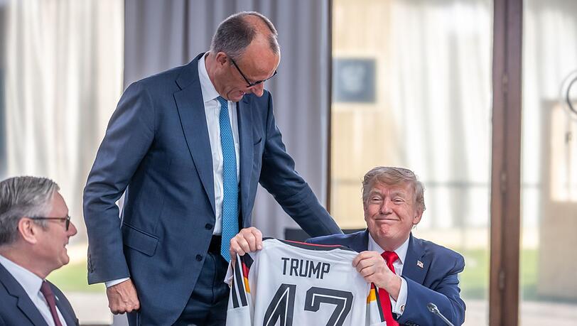 Auch für die Trikotübergabe an Trump musste Merz Kritik einstecken. Auch für die Trikotübergabe an Trump musste Merz Kritik einstecken.