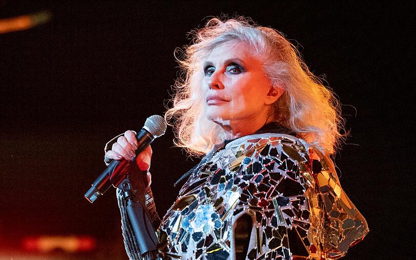 Nachdem die Platte eigentlich schon vor eineinhalb Jahren erscheinen sollte, haben Debbie Harry und ihre Band Blondie nun zumindest eine erste Vorab-Single aus dem kommenden Album "High Noon" veröffentlicht. Nachdem die Platte eigentlich schon vor eineinhalb Jahren erscheinen sollte, haben Debbie Harry und ihre Band Blondie nun zumindest eine erste Vorab-Single aus dem kommenden Album "High Noon" veröffentlicht.