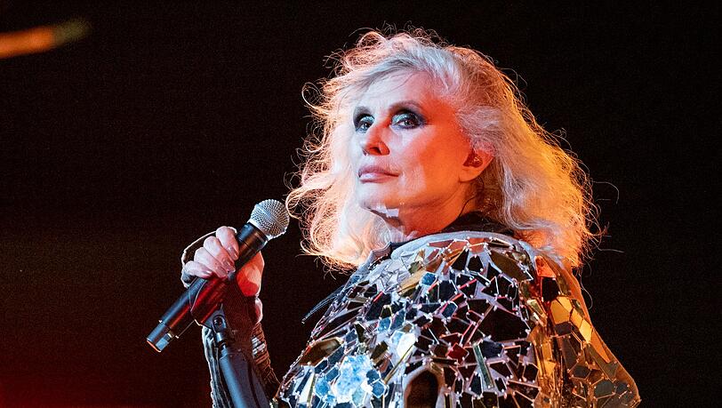 Nachdem die Platte eigentlich schon vor eineinhalb Jahren erscheinen sollte, haben Debbie Harry und ihre Band Blondie nun zumindest eine erste Vorab-Single aus dem kommenden Album "High Noon" veröffentlicht. Nachdem die Platte eigentlich schon vor eineinhalb Jahren erscheinen sollte, haben Debbie Harry und ihre Band Blondie nun zumindest eine erste Vorab-Single aus dem kommenden Album "High Noon" veröffentlicht.