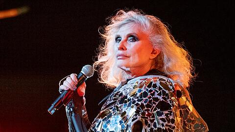Nachdem die Platte eigentlich schon vor eineinhalb Jahren erscheinen sollte, haben Debbie Harry und ihre Band Blondie nun zumindest eine erste Vorab-Single aus dem kommenden Album "High Noon" ver&ouml;ffentlicht.