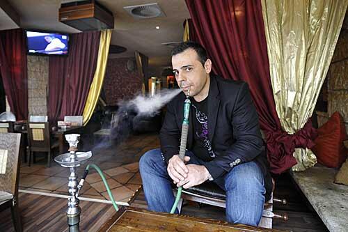 Frank Mansory vom &bdquo;Millenium Shisha Palast&ldquo; wehrt sich gegen das strenge Nichtrauchergesetz.