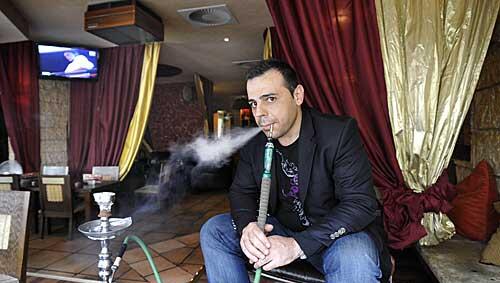 Frank Mansory vom „Millenium Shisha Palast“ wehrt sich gegen das strenge Nichtrauchergesetz. Frank Mansory vom „Millenium Shisha Palast“ wehrt sich gegen das strenge Nichtrauchergesetz.
