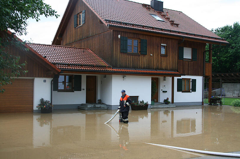 Land unter in Oberbayern: Nach schweren Regenfällen am vergangenen Wochenende sind Teile von Buchendorf überflutet.