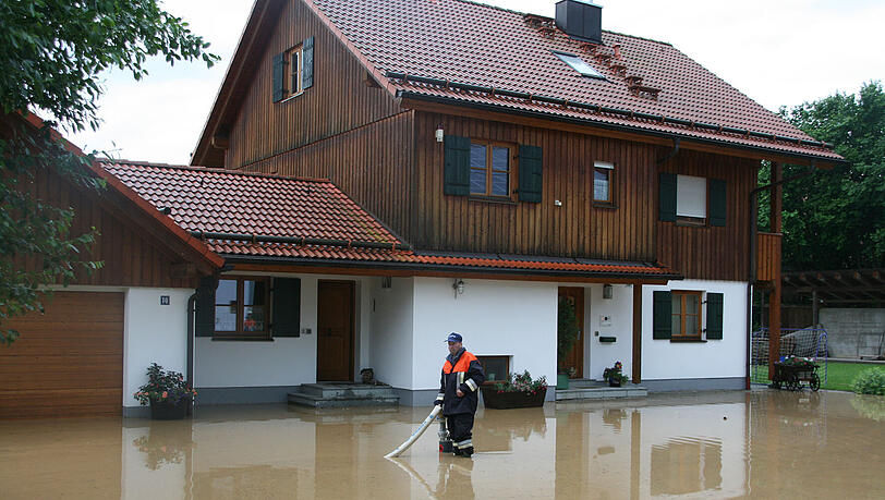 Land unter in Oberbayern: Nach schweren Regenfällen am vergangenen Wochenende sind Teile von Buchendorf überflutet. Land unter in Oberbayern: Nach schweren Regenfällen am vergangenen Wochenende sind Teile von Buchendorf überflutet.