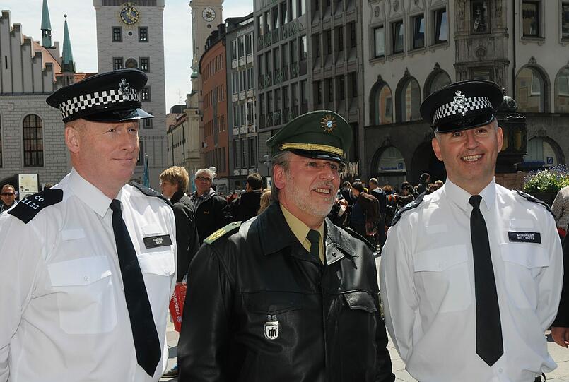 Verstärkung aus London: Robert Kopp mit Constable Walsh (l.) und Sergeant Willmott.