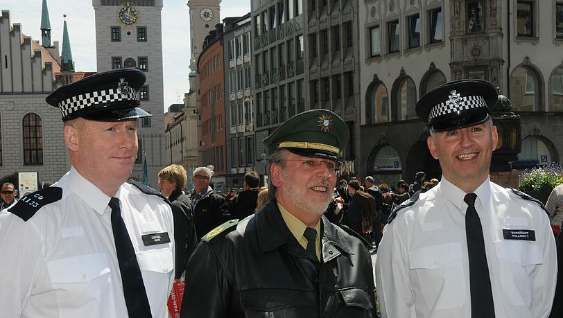 Verstärkung aus London: Robert Kopp mit Constable Walsh (l.) und Sergeant Willmott. Verstärkung aus London: Robert Kopp mit Constable Walsh (l.) und Sergeant Willmott.