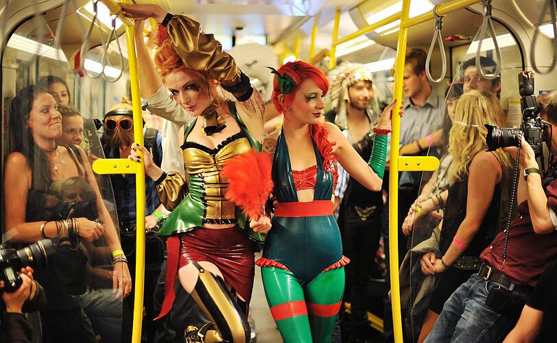 Als prominentestes Model trat Micaela Schäfer in den U-Bahn-Waggons auf. Zu sehen waren in der Schau schrille Modestücke zum Thema Rock, Gothic, aber auch durchaus Alltagstaugliches, wie elegante Kleider und legere Sportanzüge.