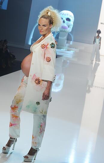Bei der Fashion Week in Madrid lassen Models für Mercedes-Benz tief blicken. In der Welt der "Stars und Sternchen" gibt es genügend Beispiele für extrem offenherzige Mode - klicken Sie sich in der Bilderstrecke durch die größten Kleiderpannen und Hingucker der Promis.