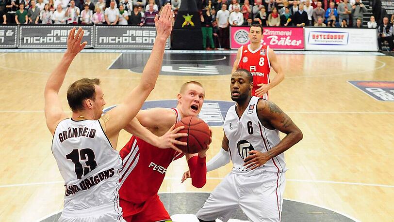 Keine Chance: Bayerns Robin Benzing bei der Niederlage gegen die Artland Dragons. Keine Chance: Bayerns Robin Benzing bei der Niederlage gegen die Artland Dragons.