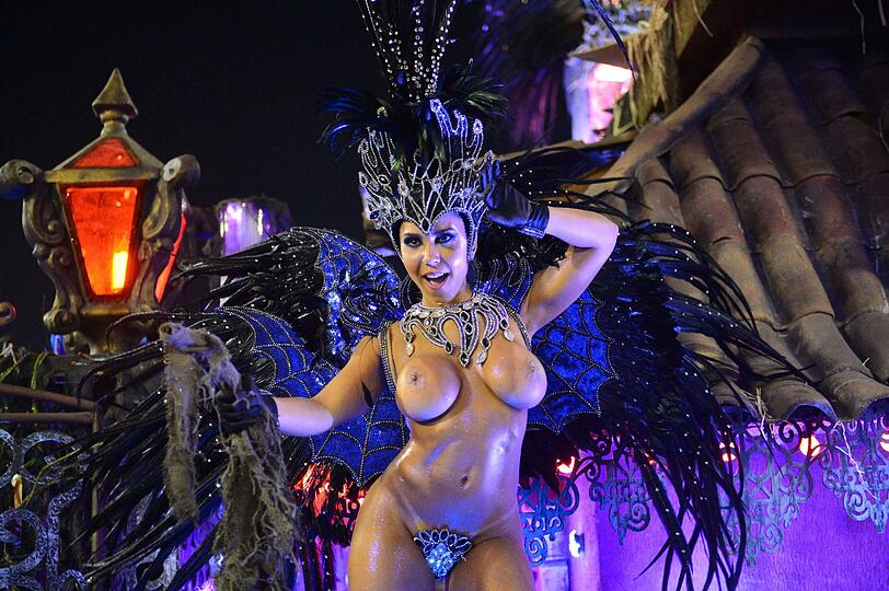 In Rio ging es in der Nacht zum Montag auf dem Straßenkarneval heiß her. Die brasilianischen Schönheiten zeigten zum Karneval-Höhepunkt viel nackte Haut und sexy Kurven.