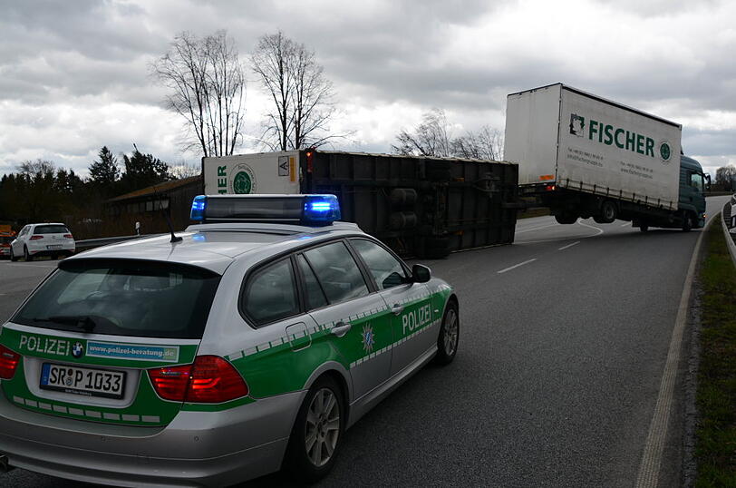 Lkw liegt auf der Seite: Ein mit Styropor beladener Lastwagen ist auf der B299 ungekippt. Sturm "Niklas" hat den Sattelzug umgeworfen.