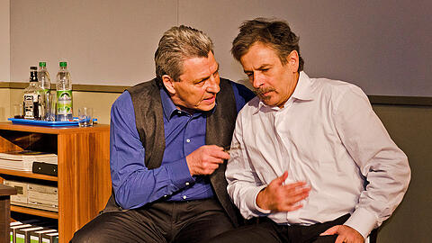 Karlheinz Lemken und Rudi Knauss stehen bei "Das Verhör" auf der Bühne.