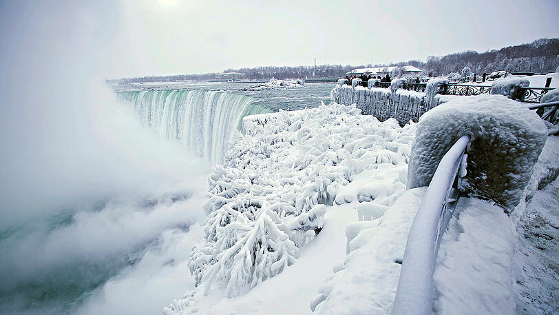 Die Niagarafälle an der Grenze zu Kanada. Das Naturschauspiel ist teilweise eingefroren.