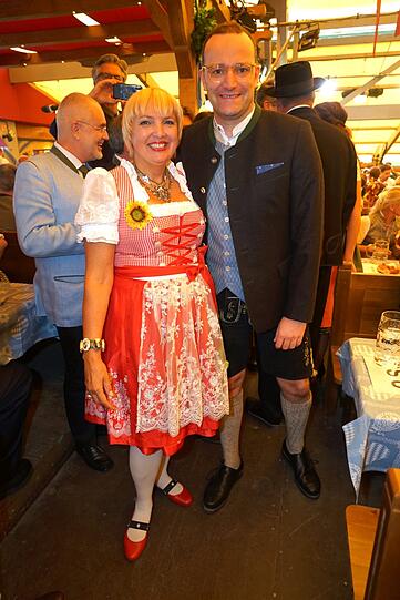 Bundestages-Vizepräsidentin Claudia Roth mit Gesundheitsminister Jens Spahn