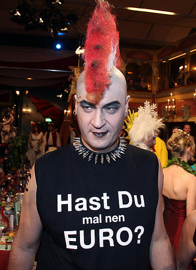 Hast Du mal nen Euro: 2012 war Markus Söder erstmals als Finanzminister bei "Fastnacht in Franken" - und kam prompt als mittelloser Punk.