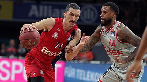 Bayern-Profi Nihad Dedovic (links) im Duell mit dem Ex-Münchner Bryce Taylor, jetzt in Bamberger Diensten.