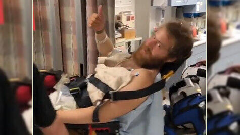 Auf der Trage mit Daumen nach oben: Mike Posner.