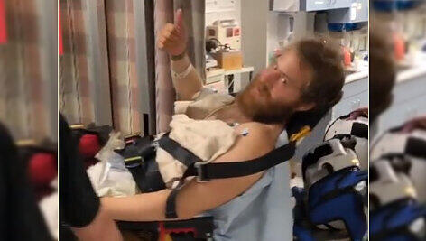 Auf der Trage mit Daumen nach oben: Mike Posner. Auf der Trage mit Daumen nach oben: Mike Posner.