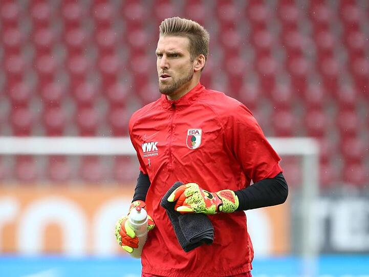 Torwart Andreas Luthe, hier im Augsburger Trikot, wärmt sich auf. Foto: Michael Dalder/Reuters-Pool/dpa/archiv