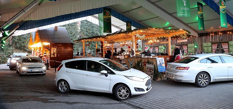 Die Besucher des Landshuter Drive-ins warten in ihren Autos.