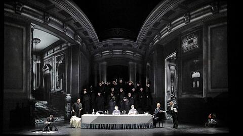 Düstere Totale: Der Blick auf das Ensemble in "I Masnadieri" einer Oper von Verdi nach Friedrich Schiller.