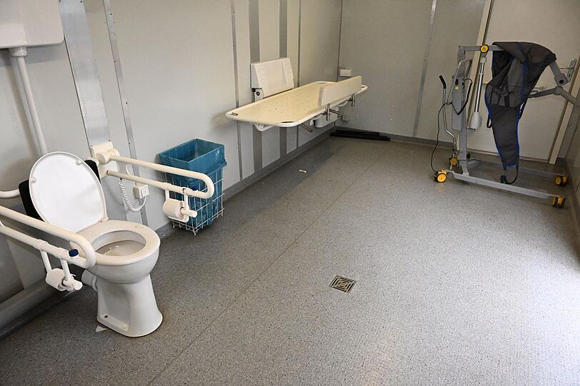 Die spezielle Toilette für behinderte Menschen, die pflegerische Hilfe brauchen, gibt es sonst auf Volksfesten eher nicht.