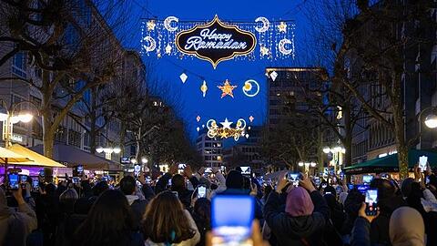 "Happy Ramadan" leuchtet in diesen Wochen abends hell in der Fußgängerzone in Frankfurt am Main.