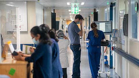Viele Beschäftigte berichten von miserablen Zuständen in den Krankenhäusern. (Archivbild)