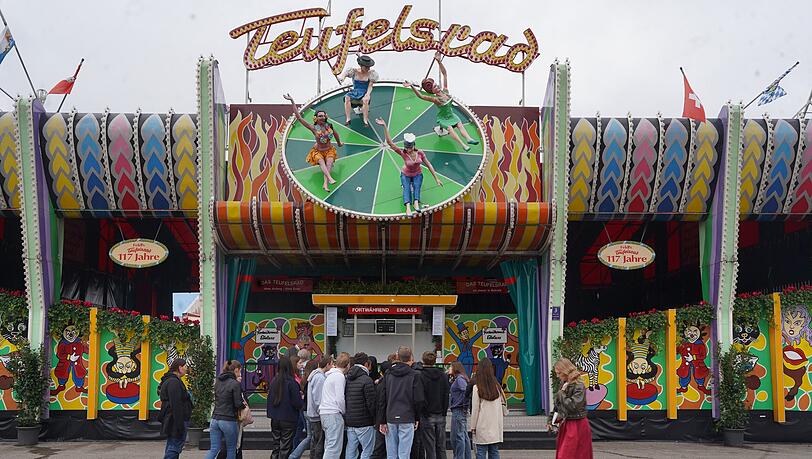 Beim traditionellen Fahrgeschäft "Teufelsrad" nutzen Täter immer wieder die Gelegenheit, Frauen heimlich unter das Dirndl zu filmen oder zu fotografieren. Nicht selten stellen sie die Aufnahmen später auch ins Netz.