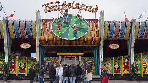 Beim traditionellen Fahrgeschäft "Teufelsrad" nutzen Täter immer wieder die Gelegenheit, Frauen heimlich unter das Dirndl zu filmen oder zu fotografieren. Nicht selten stellen sie die Aufnahmen später auch ins Netz.
