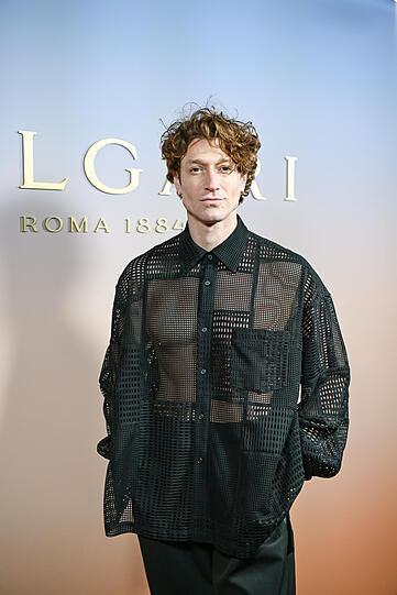 Daniel Donskoy zeigt mit seinem durchsichtigen Hemd viel Haut.