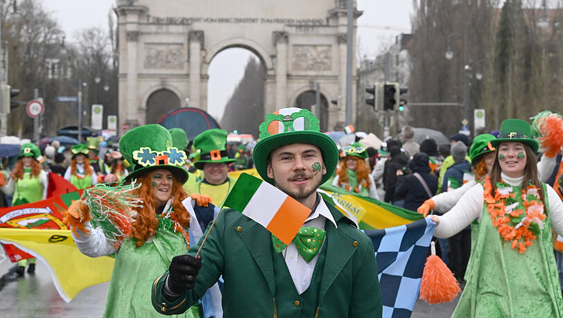 Rund 1500 Teilnehmer, vorwiegend in Gr&uuml;n, marschieren am Sonntag von der M&uuml;nchner Freiheit &uuml;bers Siegestor zum Odeonsplatz. Die Laune? Wie immer entspannt und fr&ouml;hlich.