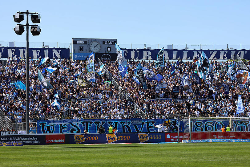 Löwen-Fans in der immer noch unüberdachten Westkurve. Löwen-Fans in der immer noch unüberdachten Westkurve.