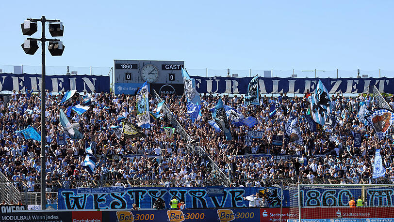 Löwen-Fans in der immer noch unüberdachten Westkurve. Löwen-Fans in der immer noch unüberdachten Westkurve.