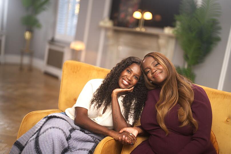Motsi Mabuse (45, links) und ihre Schwester Oti Mabuse (36) könnten unterschiedlicher nicht sein. Doch eine Gemeinsamkeit - abgesehen vom Tanzen - haben die beiden Schwestern: "Feuer", wie die 45-Jährige im Interview erzählt. Motsi Mabuse (45, links) und ihre Schwester Oti Mabuse (36) könnten unterschiedlicher nicht sein. Doch eine Gemeinsamkeit - abgesehen vom Tanzen - haben die beiden Schwestern: "Feuer", wie die 45-Jährige im Interview erzählt.