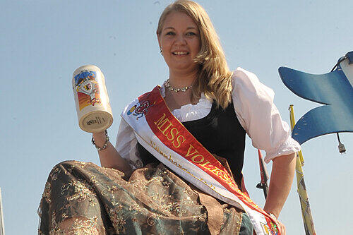Blickfang auf dem Festplatz: &bdquo;Miss Volksfest&ldquo; Kathrin Kohlmann.