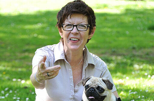 "Wenn ich nicht mehr weiter weiß, zeigt mir mein Hund den Weg." Helga Rohra mit ihrem Mops.
