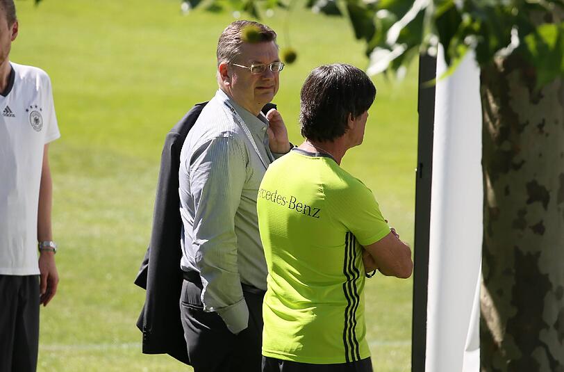 Ob hier gerade die Strategie für den EM-Titel besprochen wird? DFB-Präsident Grindel und Bundestrainer Löw im Gespräch.