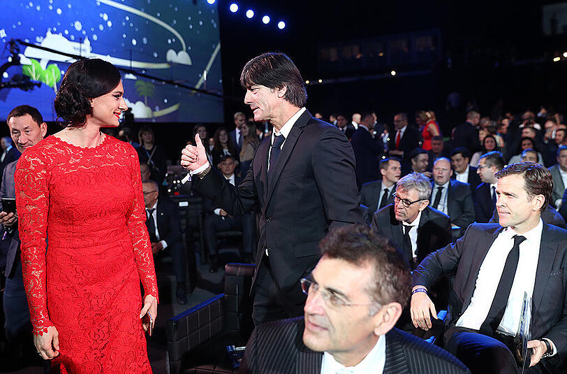 Bundestrainer Joachim Löw und Doppel-Olympiasiegerin Yelena Issinbajewa vor der Gruppenauslosung für den Confederations Cup. Ganz rechts Teammanager Oliver Bierhoff.