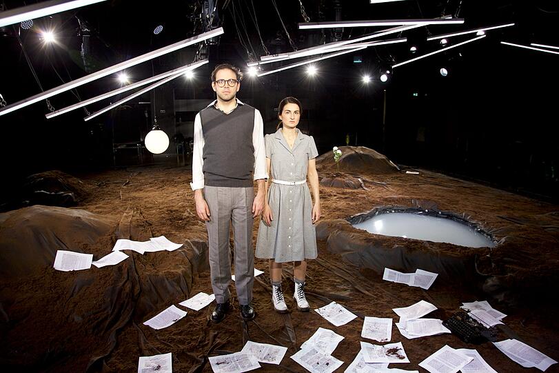 Liviu Holender und Sophie Mitterhuber als Hans und Sophie Scholl in der Kammeroper &bdquo;Weiße Rose&ldquo; von Udo Zimmermann auf der Studiobühne des Gärtnerplatztheaters.