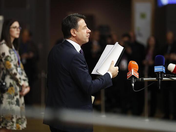 Giuseppe Conte, Ministerpräsident von Italien, beantwortet vor dem EU-Gipfel Fragen von Journalisten.