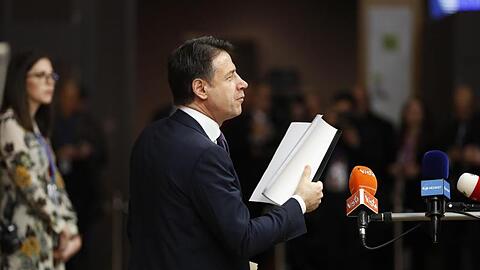 Giuseppe Conte, Ministerpräsident von Italien, beantwortet vor dem EU-Gipfel Fragen von Journalisten.