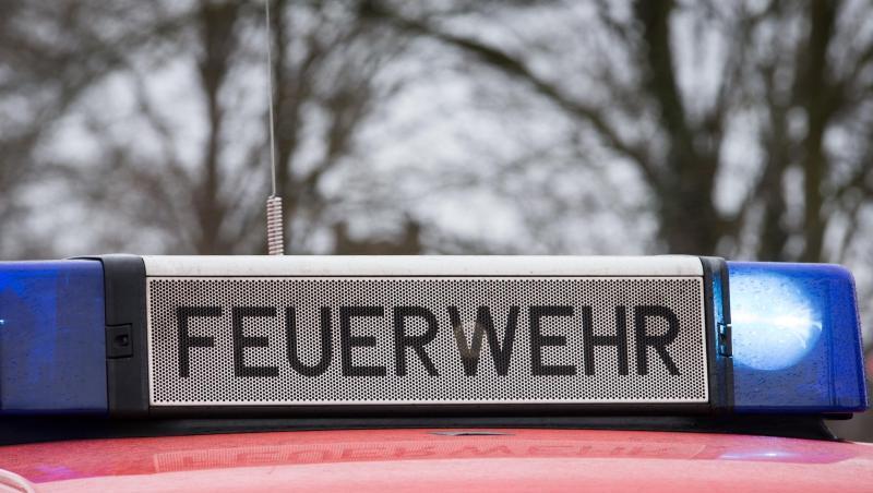 Das Blaulicht eines Feuerwehrautos leuchtet. Foto: Friso Gentsch/dpa/Symbolbild