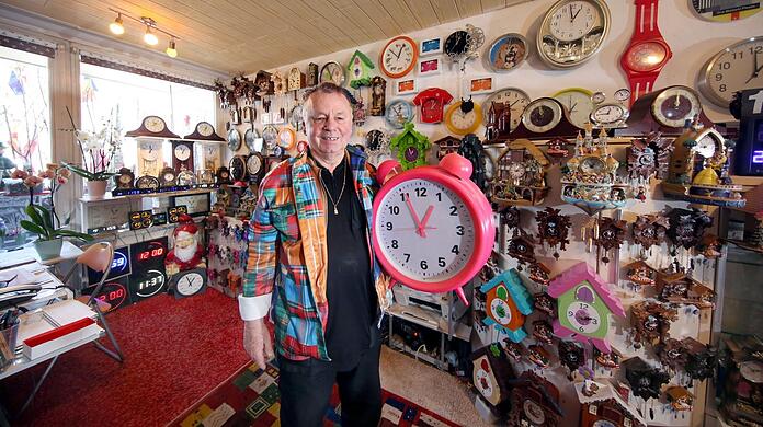 Werner Stechbarth stellt die Uhr um. Heuer lässt er sich dazu über eine Woche Zeit: "Ich bin ja auch nicht mehr der Jüngste", meint er.