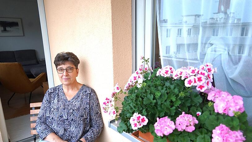 Auf dem Balkon ihrer Wohnung nahe Harras: Lisa Heinrich ist Witwe. Sie arbeitet in der Personalabteilung der Deutschen Post.